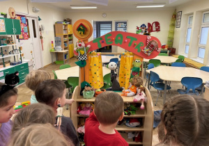 dzieci oglądają teatrzyk