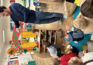 Pan pokazuję marionetki dzieciom