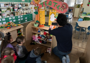 Pan przedstawia teatr cieni