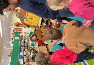 dzieci oglądają maski, pacynki