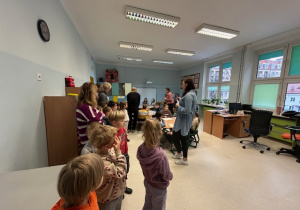 pani pokazuje dzieciom sale w szkole