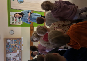 dzieci zwiedzają szkołę