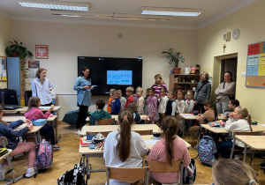 dzieci z wizytą w sali lekcyjnej