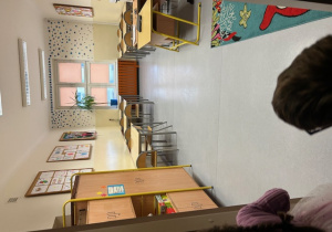 dzieci oglądają sale w szkole