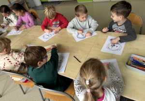 dzieci kolorują misie