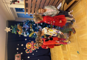 dzieci ubierają choinkę