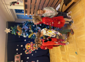 Wspólne ubieranie choinki