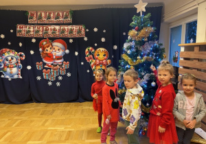 dzieci ubierają choinkę