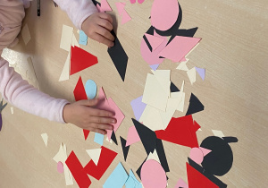 Różnokolorowe figury geometryczne wycięte przez dzieci