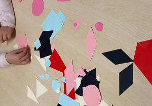 Różnokolorowe figury geometryczne wycięte przez dzieci