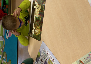 Dziecko w okularach 3D patrzy na planszę