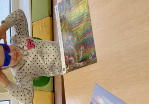 Dziewczynka w okularach 3D patrzy na planszę safari