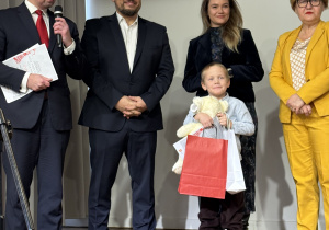 Zdjęcie grupowe z finalistą i osobami wręczającymi nagrody