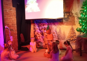 Grupa dzieci na parkiecie