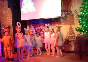 Grupa dzieci stoi na scenie