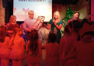 Grupa osób podczas wręczenia nagród