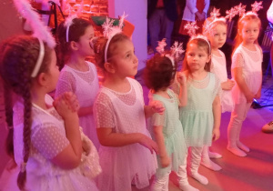 Dzieci na scenie podczas wręczenia nagród