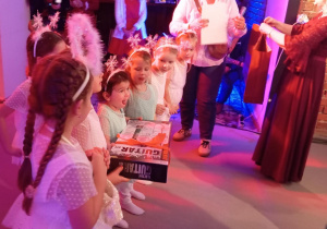 Dzieci i nauczycielka podczas wręczenia nagród