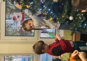 Dzieci ubierają choinkę