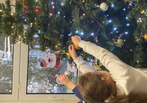 Dzieci ubierają choinkę