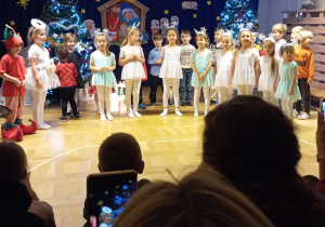 Dzieci podczas występu dla rodziców