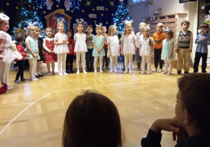 Dzieci podczas występu dla rodziców