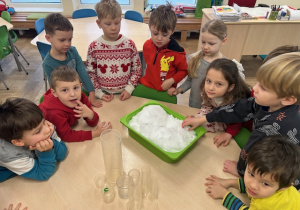 dzieci dotykają śniegu