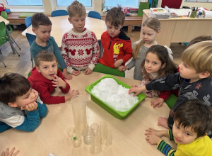 Kolorowy śnieg – zabawy badawcze "Sówek"