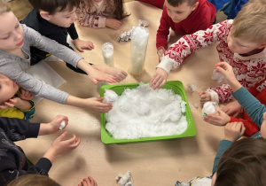 dzieci dotykają śniegu