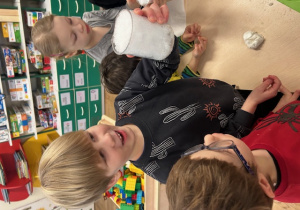 dzieci napełniają pojemniki śniegiem