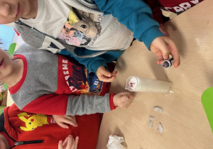 dzieci wlewają barwniki do śniegu