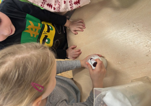 dzieci wlewają barwniki do śniegu