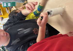 dzieci wlewają barwniki do śniegu