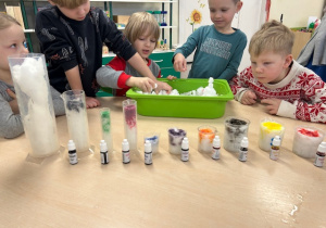 dzieci wlewają barwniki do śniegu