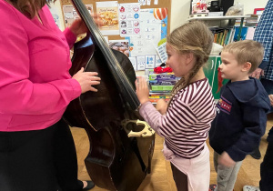 Dzieci oglądają i dotykają kontrabas