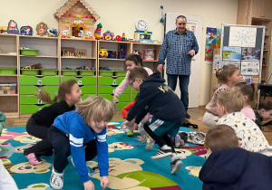 Dzieci improwizują do muzyki