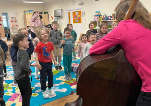 Dzieci improwizują do muzyki