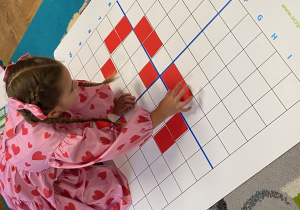 Dziewczynka koduje serce na macie do kodowania