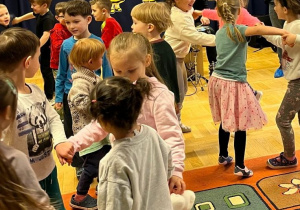 Dzieci tańczą do muzyki