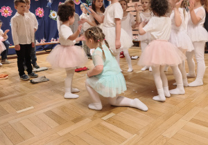 Dzieci tańczą na scenie