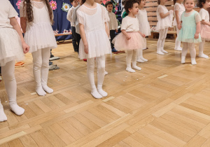 Dzieci śpiewają piosenkę