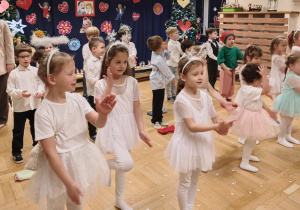 Dzieci tańczą na scenie