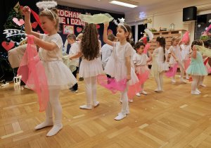 Dzieci tańczą z kolorowymi chustkami