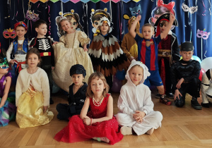 Dzieci w strojach na tle dekoracji