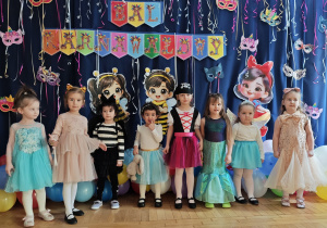 Dzieci w przebraniach na tle dekoracji