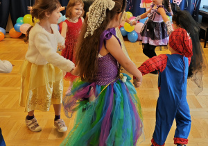 Dzieci tańczą do muzyki