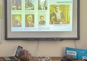 Tablica mulimedialna z prezentacją przedstawiającą znanych polskich naukowców