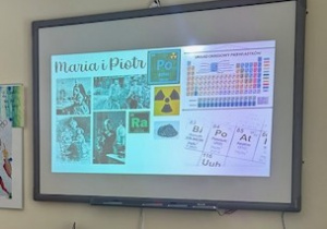 prezentacją przedstawiającą odkrycia Marii i Piotra Curie