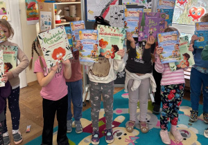 Dzieci trzymające książki i dyplomy