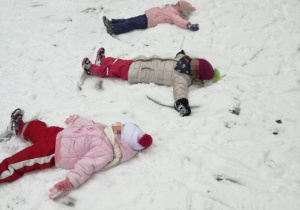 dzieci robią aniołki na śniegu
